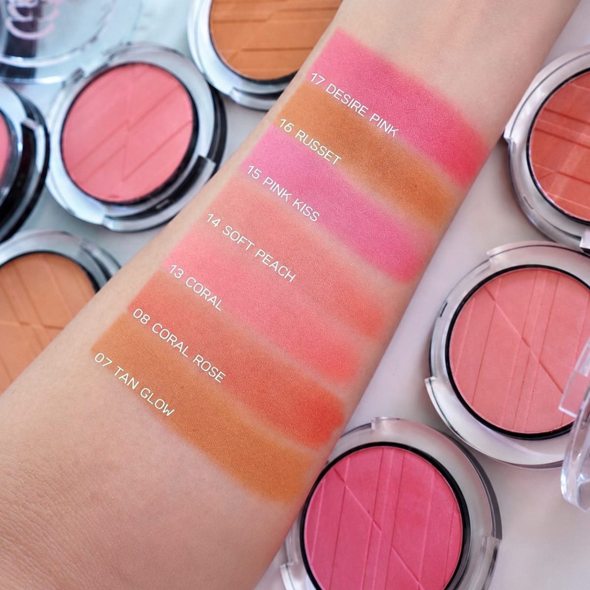 91dd5083-c129-48f5-bb3e-ffbcb4136358 رژگونه پودری طلایی گلدن رز مدل Powder Blush بافت مخملی، ماندگاری بالا و رنگبندی متنوع