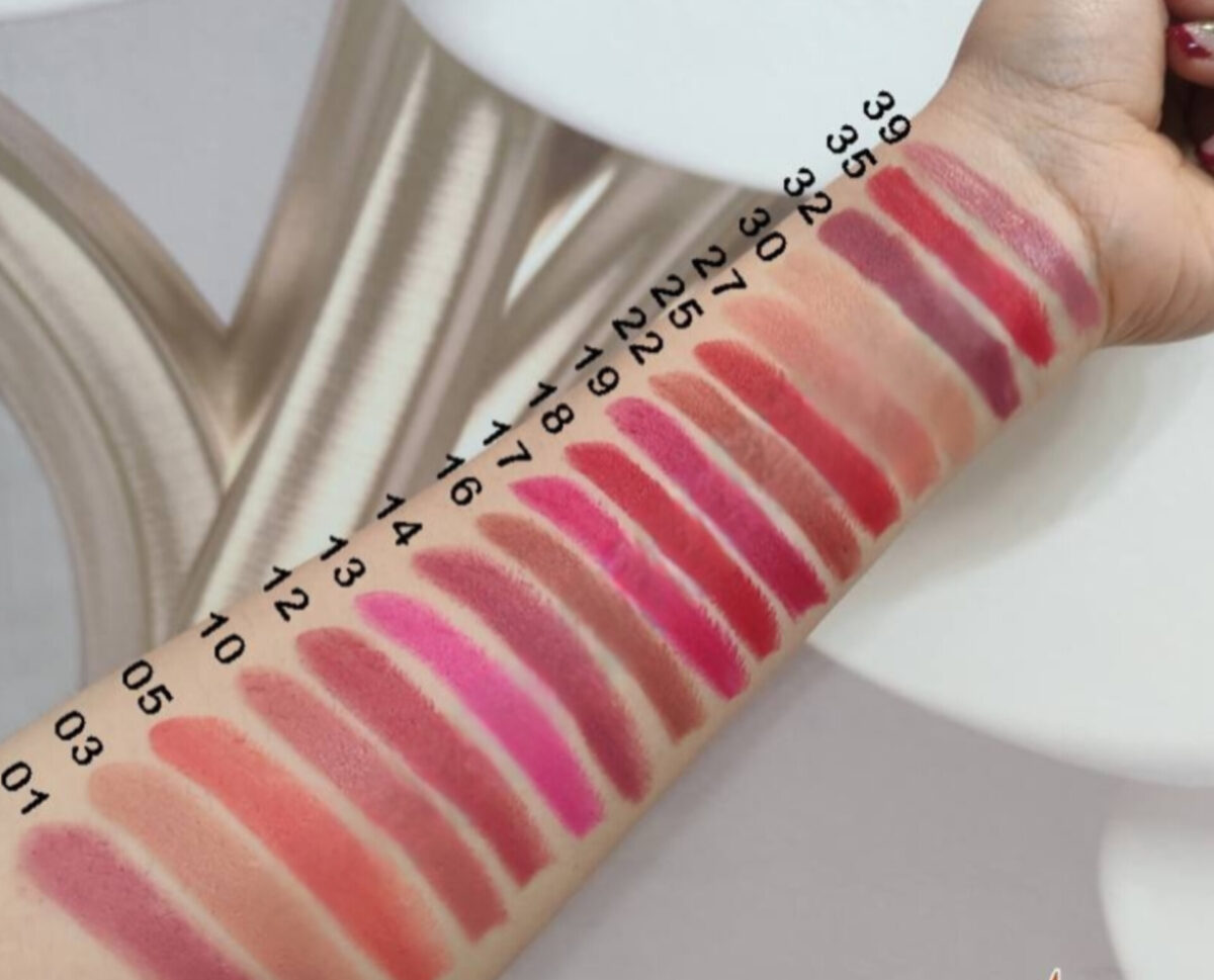InShot_20250715_145447421-1.jpg رژ لب مات مخملی ولوت گلدن رز مدل Velvet Matte رنگ قوی، ماندگاری بالا و متنوع